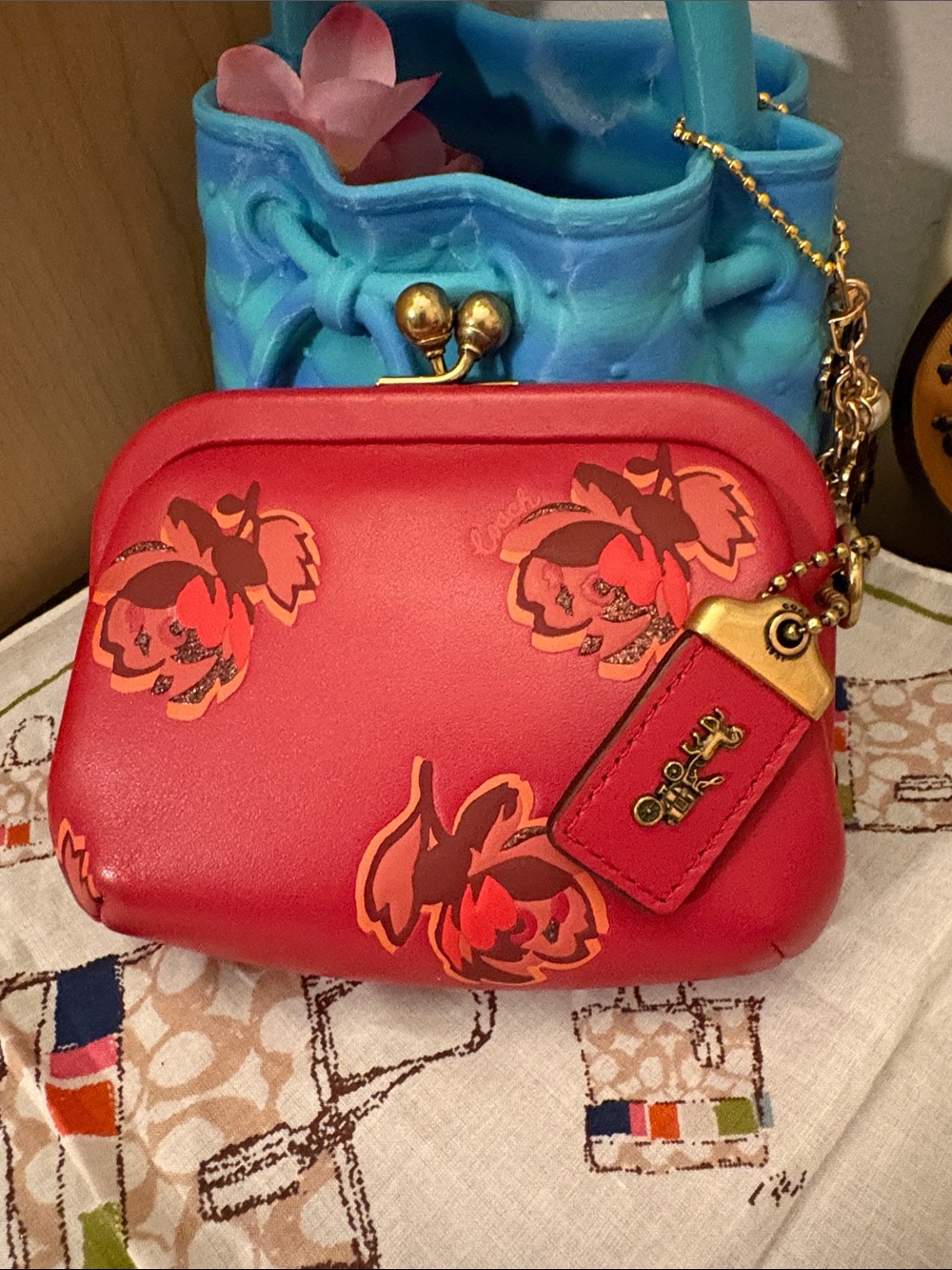 COACH RARE 1941 RED APPLE FLORAL LEATHER KISSLOCK FRAMED COIN PURSE Style 79629